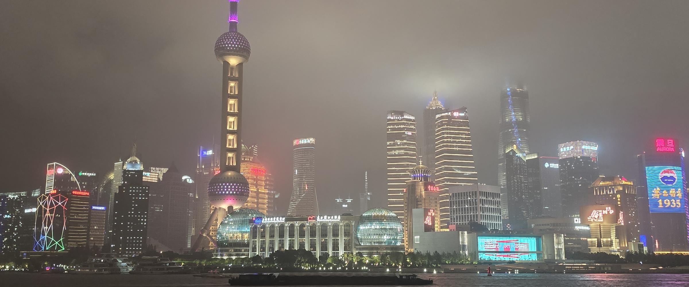 El horizonte de Shanghái de noche, con la niebla bajando sobre los rascacielos encendidos