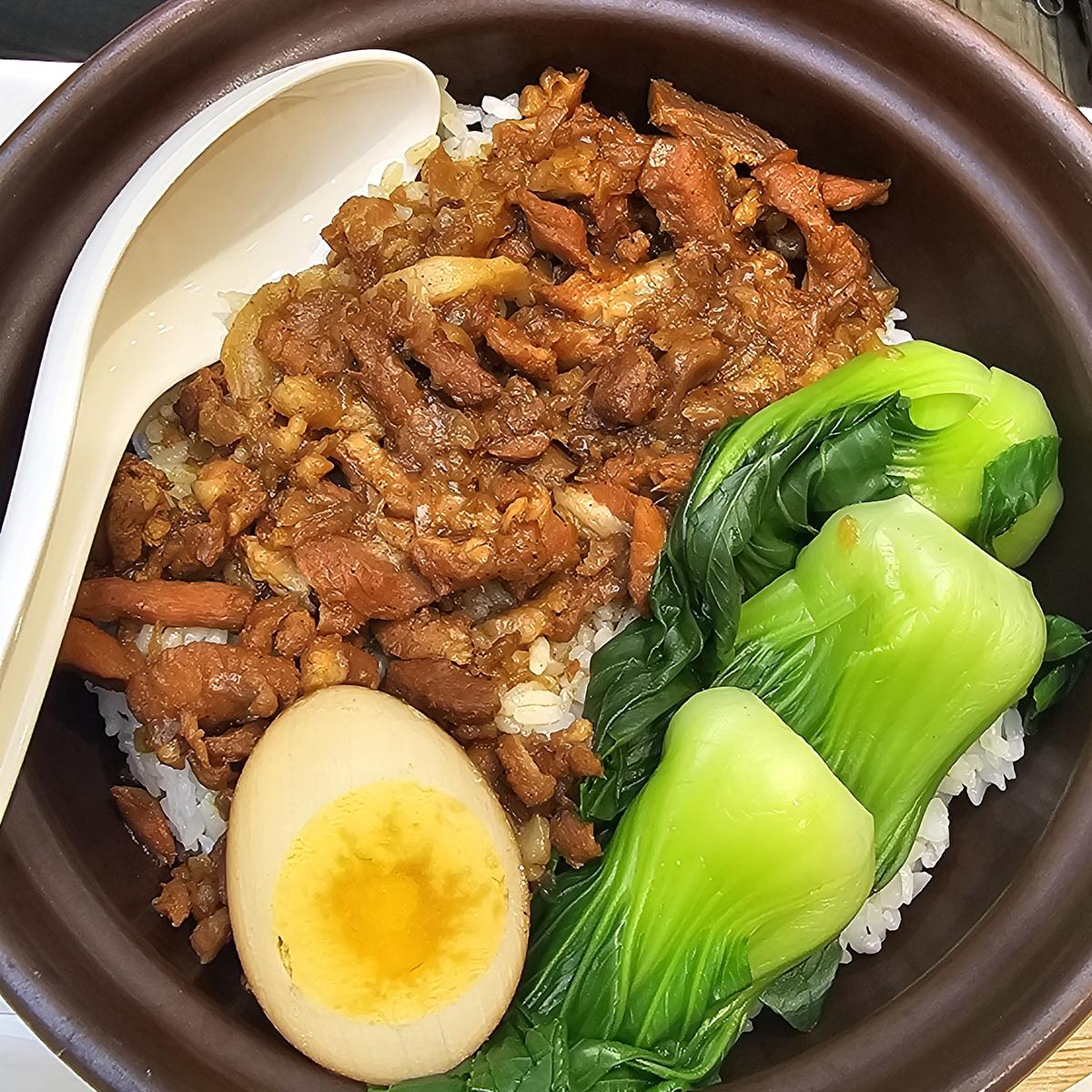 Tazón de arroz con carne, verdura y huevo