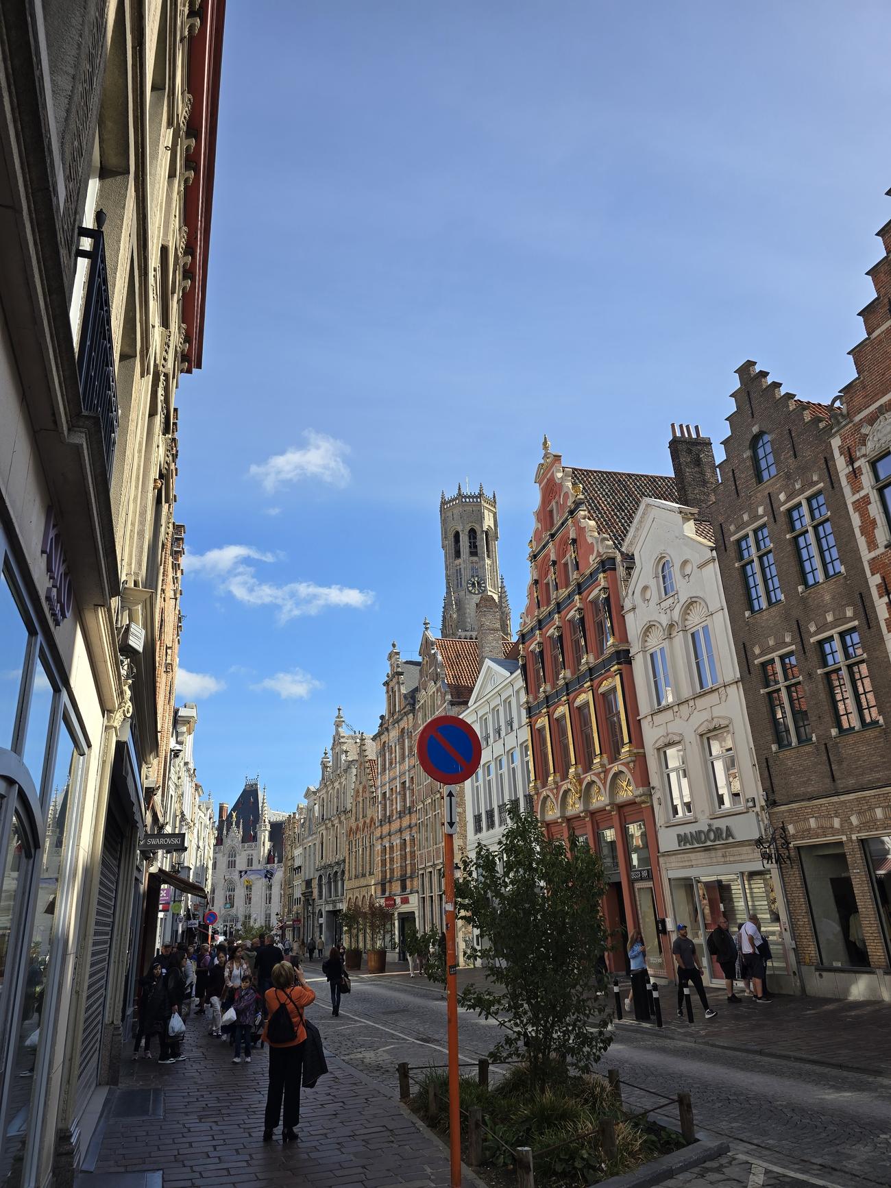 Calle de Brujas con fachadas de gabletes escalonados