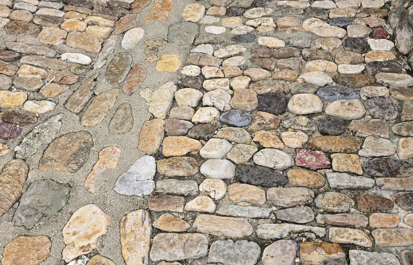 Empedrado de piedra de un callejón provenzal